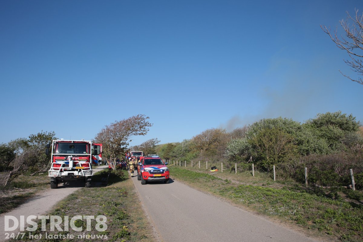 RedactieD8's tweet photo. In het duingebied tussen #Scheveningen en #Kijkduin is vanmiddag een grote brand uitgebroken.
De brandweer kreeg even na half zes een melding van de brand aan het #CortVanDerLindenpad in #DenHaag.
Er is opgeschaald naar het sein ‘zeer grote brand’. https://t.co/TugUMX1dfd