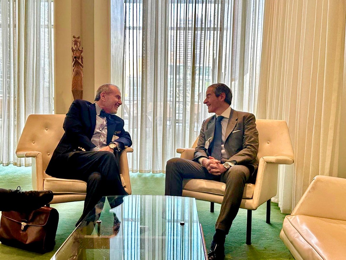 PeruEnGinebra's tweet photo. En Nueva York, en el marco del Segmento de Alto Nivel de la Conferencia de Examen del Tratado de No Proliferación de Armas Nucleares (TNP), el Representante Permanente del Perú ante los Organismos Internacionales en Ginebra, Embajador Elmer Schialer, sostuvo una reunión con el Director General del OIEA, Rafael Grossi, para intercambiar perspectivas sobre los avances en no proliferación, la urgencia del desarme nuclear, así como sobre los usos pacíficos de la energía nuclear y la cooperación del Perú con el OIEA. #NPTRevCon