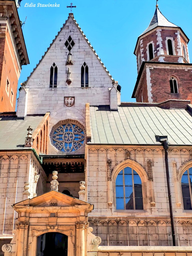 tsEmma15's tweet image. The façade of Wawel Cathedral in Krakow, #Poland
The dominant feature is the Holy Cross Chapel (on the left, with its distinctive rosette and white stone facade), founded by King Casimir IV Jagiellon and Elizabeth II of Poland.

#architecture #history #Heritage #Wawel #Castle