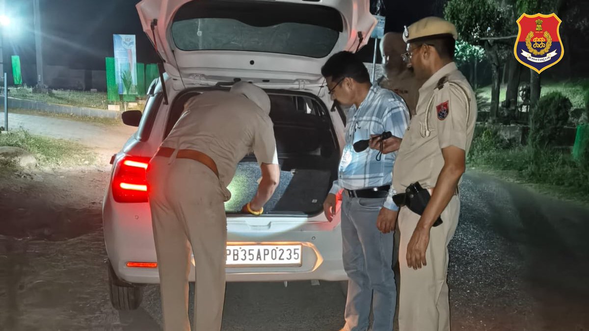 PathankotPolice's tweet image. Pathankot Police teams remain vigilant through the night — checking vehicles and suspicious persons to ensure the safety and security of every citizen. 🚔🌙
#PathankotPolice #SafetyFirst
