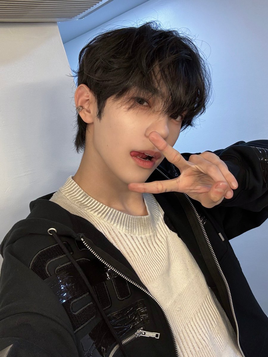 연습실바닥물에젖어서망가진거지ㅅㅂ