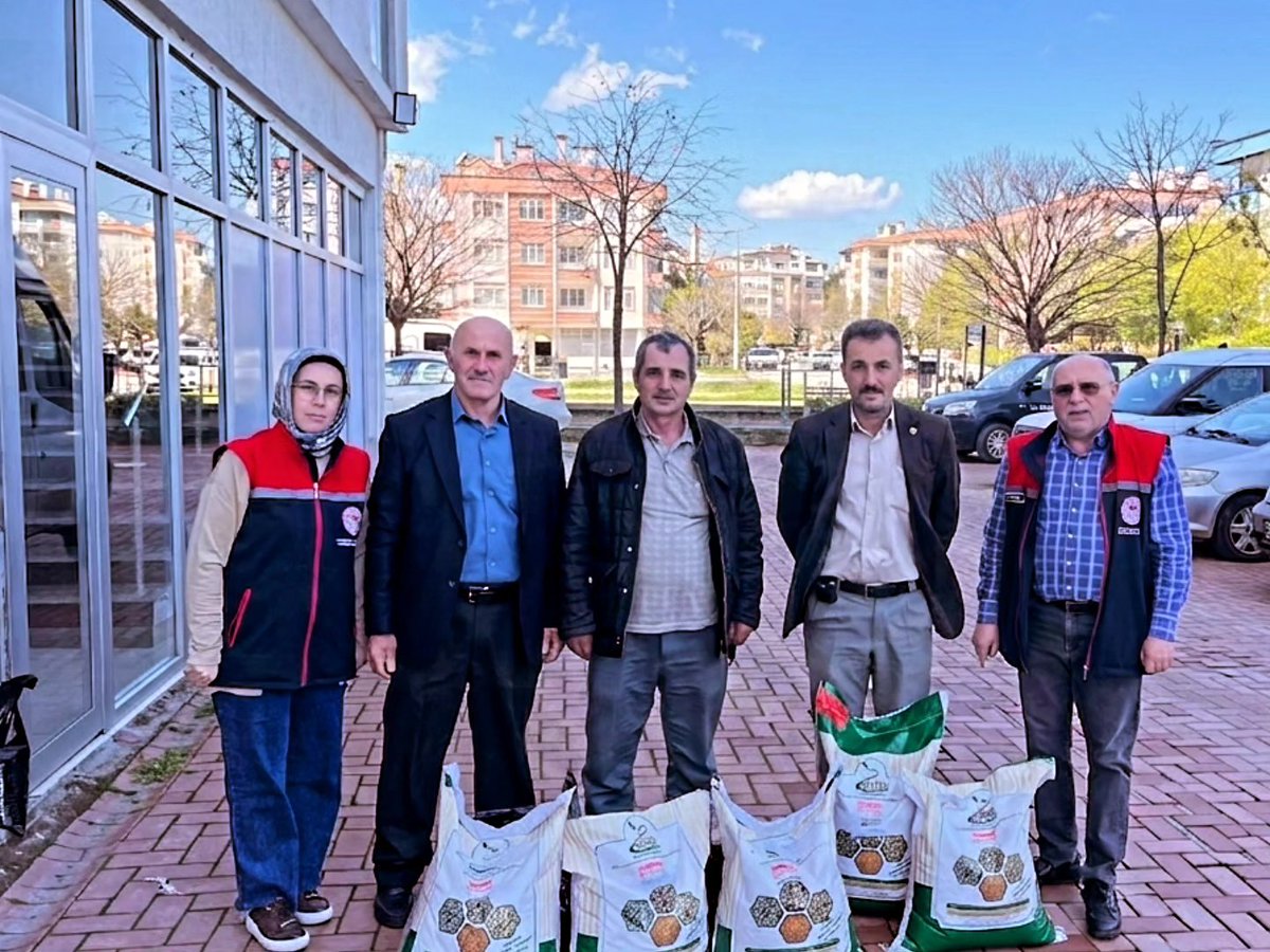 AtakumTRM's tweet photo. Atakum İlçe Tarım ve Orman Müdürlüğü tarafından, Tarım Arazilerinin Kullanımının Etkinleştirilmesi Projesi kapsamında  70 üreticiye, toplam 150 dekar alanda ekimi yapılmak üzere 1.500 kg oturak tipi şeker fasulyesi tohumluğu dağıtılmıştır.

#Atakum 
#Samsun #Tarım https://t.co/nogCKJGHcM