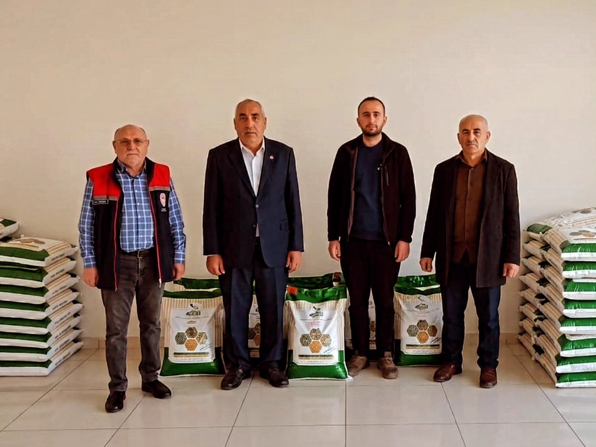 AtakumTRM's tweet photo. Atakum İlçe Tarım ve Orman Müdürlüğü tarafından, Tarım Arazilerinin Kullanımının Etkinleştirilmesi Projesi kapsamında  70 üreticiye, toplam 150 dekar alanda ekimi yapılmak üzere 1.500 kg oturak tipi şeker fasulyesi tohumluğu dağıtılmıştır.

#Atakum 
#Samsun #Tarım https://t.co/nogCKJGHcM