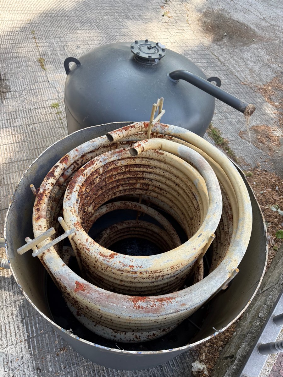 Ait_arquintec's tweet photo. Avería por corrosión en un inter acumulador aparentemente en buen estado. Importancia de la protección catódica y otras para aumentar la vida útil de estos equipos. ⚡️💦🚧🪫💰🔧🪛 https://t.co/eXtysmVZ78