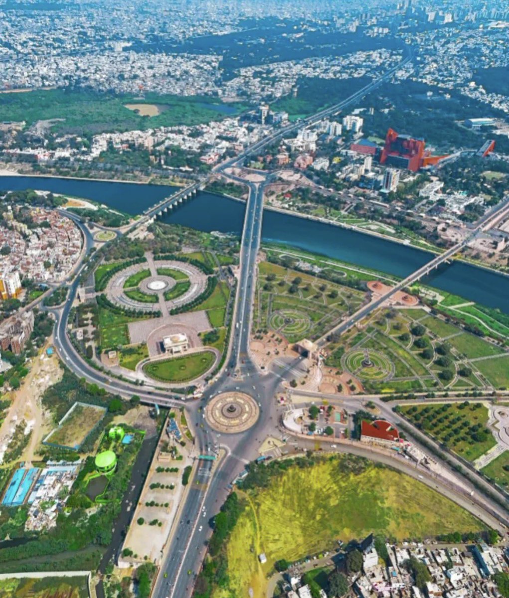 Indian accounts need to showcase their lives more on here 'cause how are ppl in disbelief seeing just above average indian city roads 😭 

Lucknow , India📍