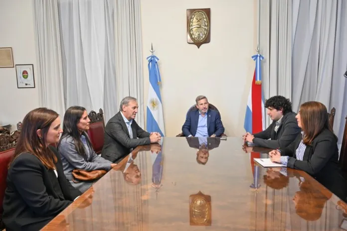 INFOCDELU's tweet photo. Industria. Frigerio se reunió con autoridades de la UIER, quienes prevén presentar «10 puntos» al gobierno
El gobernador Rogelio Frigerio recibió al presidente de la Unión Industrial de Entre Ríos (UIER) Gabriel Bourdin, y la actual vicepresidente...
https://t.co/0L6OkQlxXv https://t.co/4NhOnPMA6P