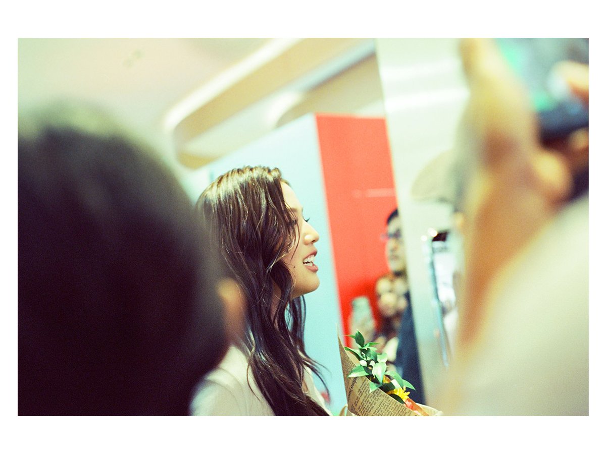 ss_00_43's tweet photo. ครั้งที่สองกับการเอาฟิล์มไปถ่ายเอมี่บอนนี่ รูปพี่มี่หลุดโฟกัสไปหมด ป้างง อาจเพราะกลัวถ่ายไม่ทันและจังหวะคนบังกันไปมา ฉันเลยรีบๆ กดๆ ไปก่อน snap จัดอ่ะ 55555 ส่วนรูปบะนี่คมกริ๊บมาก อาจเพราะจังหวะที่น้องยืนคุยกับคนตรงหน้าเรานาน เลยพอมีเวลาให้เล็งโฟกัส งานหน้าแก้ตัวใหม่
#emibonnie https://t.co/mQMPoeE5hY