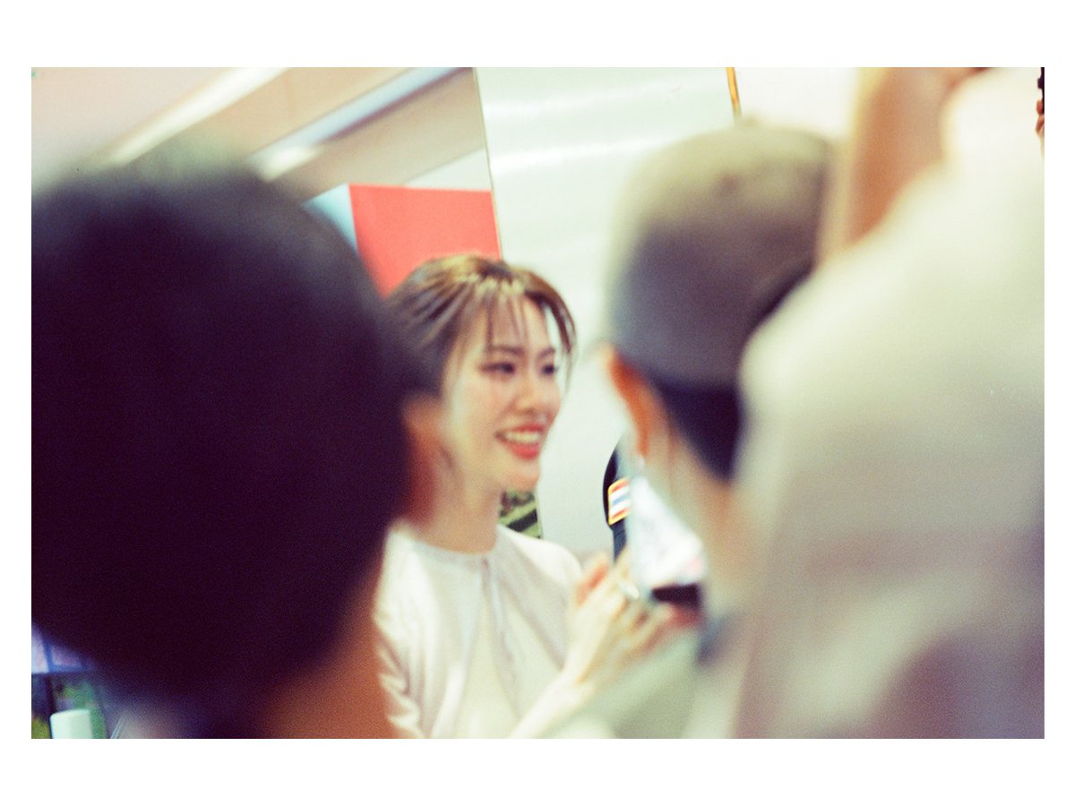 ss_00_43's tweet photo. ครั้งที่สองกับการเอาฟิล์มไปถ่ายเอมี่บอนนี่ รูปพี่มี่หลุดโฟกัสไปหมด ป้างง อาจเพราะกลัวถ่ายไม่ทันและจังหวะคนบังกันไปมา ฉันเลยรีบๆ กดๆ ไปก่อน snap จัดอ่ะ 55555 ส่วนรูปบะนี่คมกริ๊บมาก อาจเพราะจังหวะที่น้องยืนคุยกับคนตรงหน้าเรานาน เลยพอมีเวลาให้เล็งโฟกัส งานหน้าแก้ตัวใหม่
#emibonnie https://t.co/mQMPoeE5hY