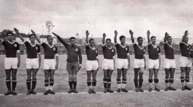 É sempre fácil ser troca-tintas.
Em 1910 os que gritavam “Viva o Rei!” No dia 4 de Outubro, passaram a gritar “Viva a República!” no dia seguinte.
Em 1974 os mesmos que encheram um estádio e deram a Marcello Caetano uma ovação de pé, andavam de cravo na lapela semanas depois.