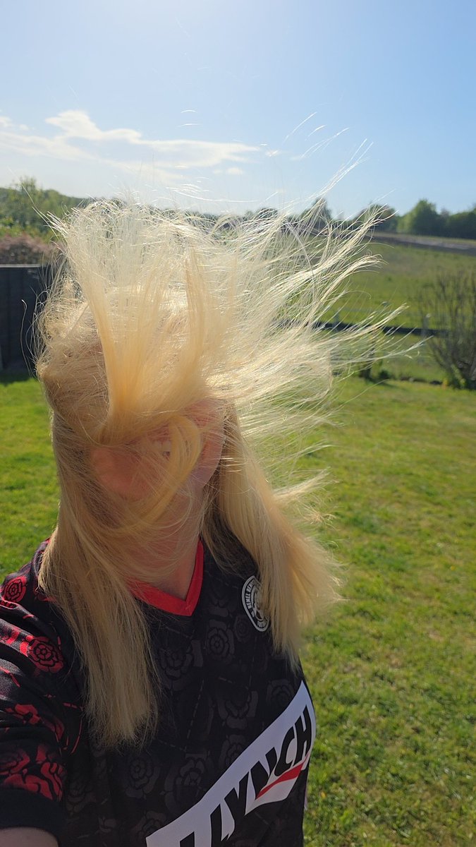 jojoleep's tweet photo. Let's blow them away @hemelfc 🤣❤️ #HemelTownFC  @nonleaguesouths #TudorArmy #PlayOffs https://t.co/SdU485NMUx