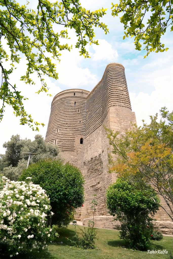 tsEmma15's tweet image. The Maiden Tower in Baku, #Azerbaijan. One of the most mysterious structures in the Caucasus. Although its current form dates back to the 12th c., its foundations may date back to the 8th c. BC! Once situated on the seafront, it is now separated from it by 200 meters.
#UNESCO
