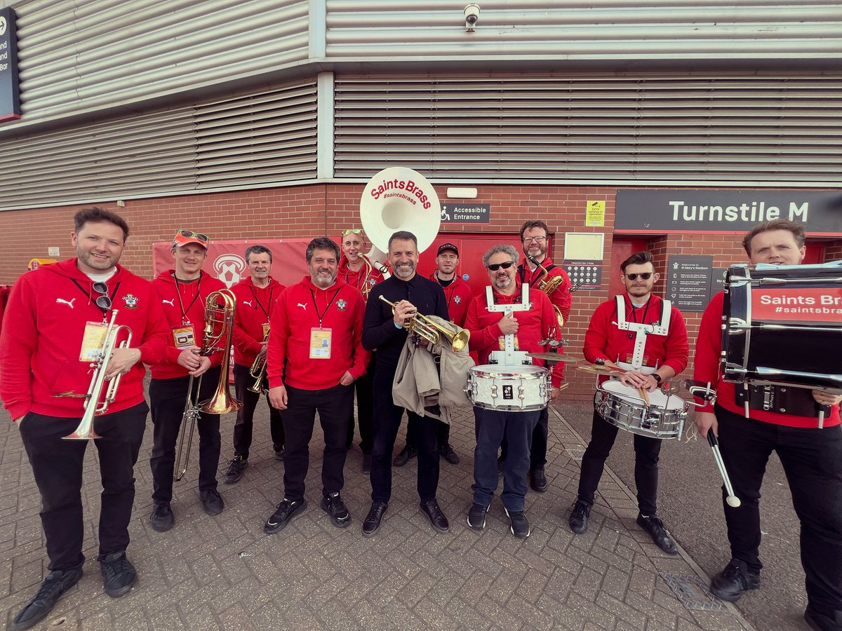 SaintsBrass's tweet photo. Special guest with the band this evening! 😉

🎺👨🏻🙌🔴⚪️🔴⚪️
@frannybenali
#saintsfc #southampton #efl #music #soton https://t.co/lGsLsgWxUf