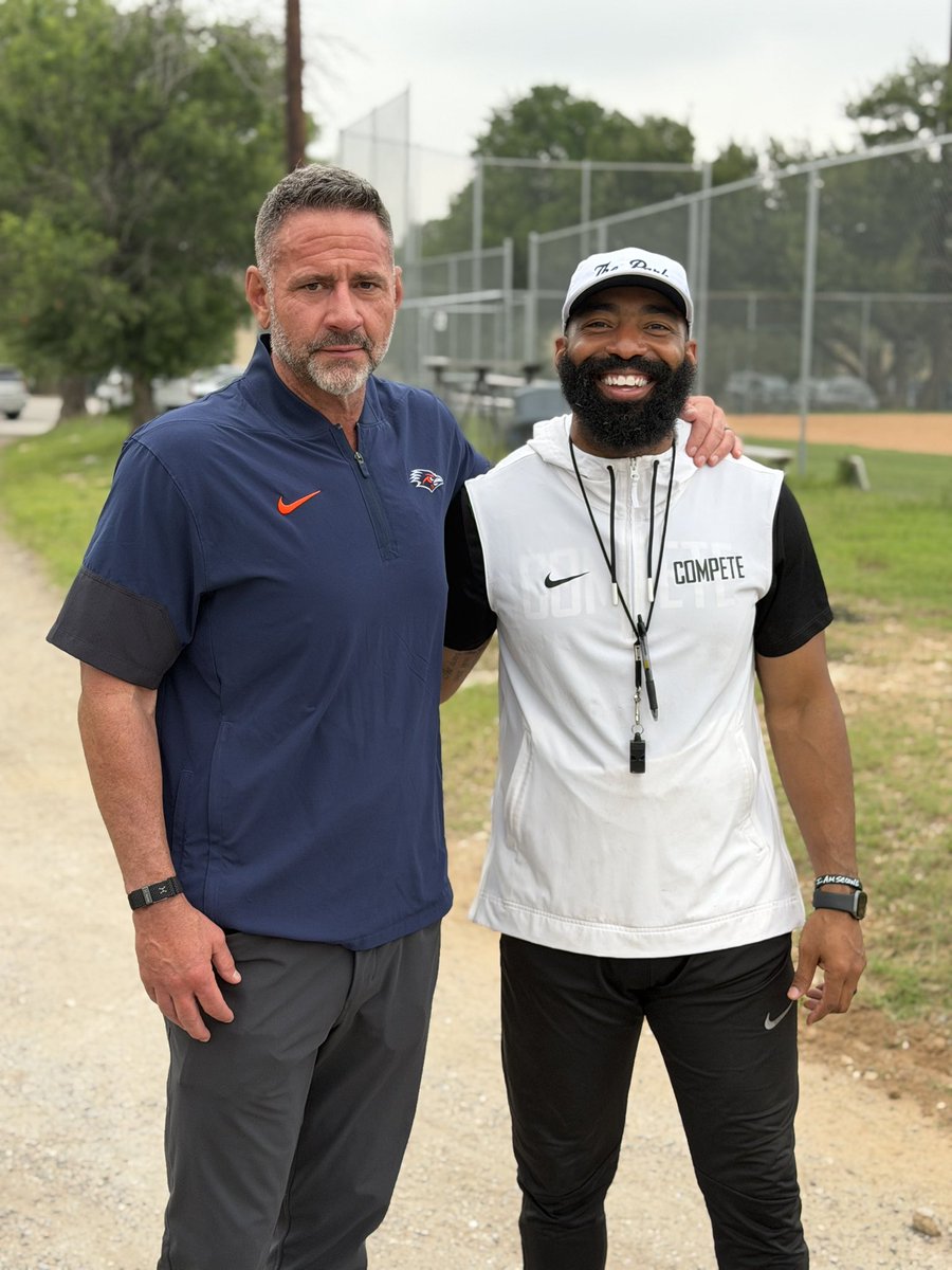 RossRoby1's tweet photo. @KurtTraylor Thank you for talking ball with us this morning, Doors are always open for you Coach, Be safe on that road.
#compete #TexasHighschool https://t.co/4fUEMNSsA5