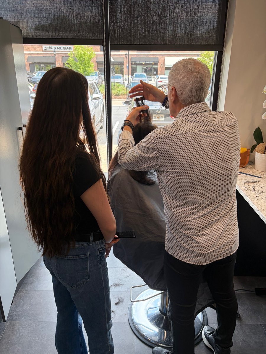 ParibelloSalon's tweet image. To fully  understand how to help someone on their hair journey, one must  understand all the angles. Vincent and Jessie make sure to look for  everything from angle to texture of the hair and everything in-between  to find the perfect style for you! / #HairGoals  #Stylist