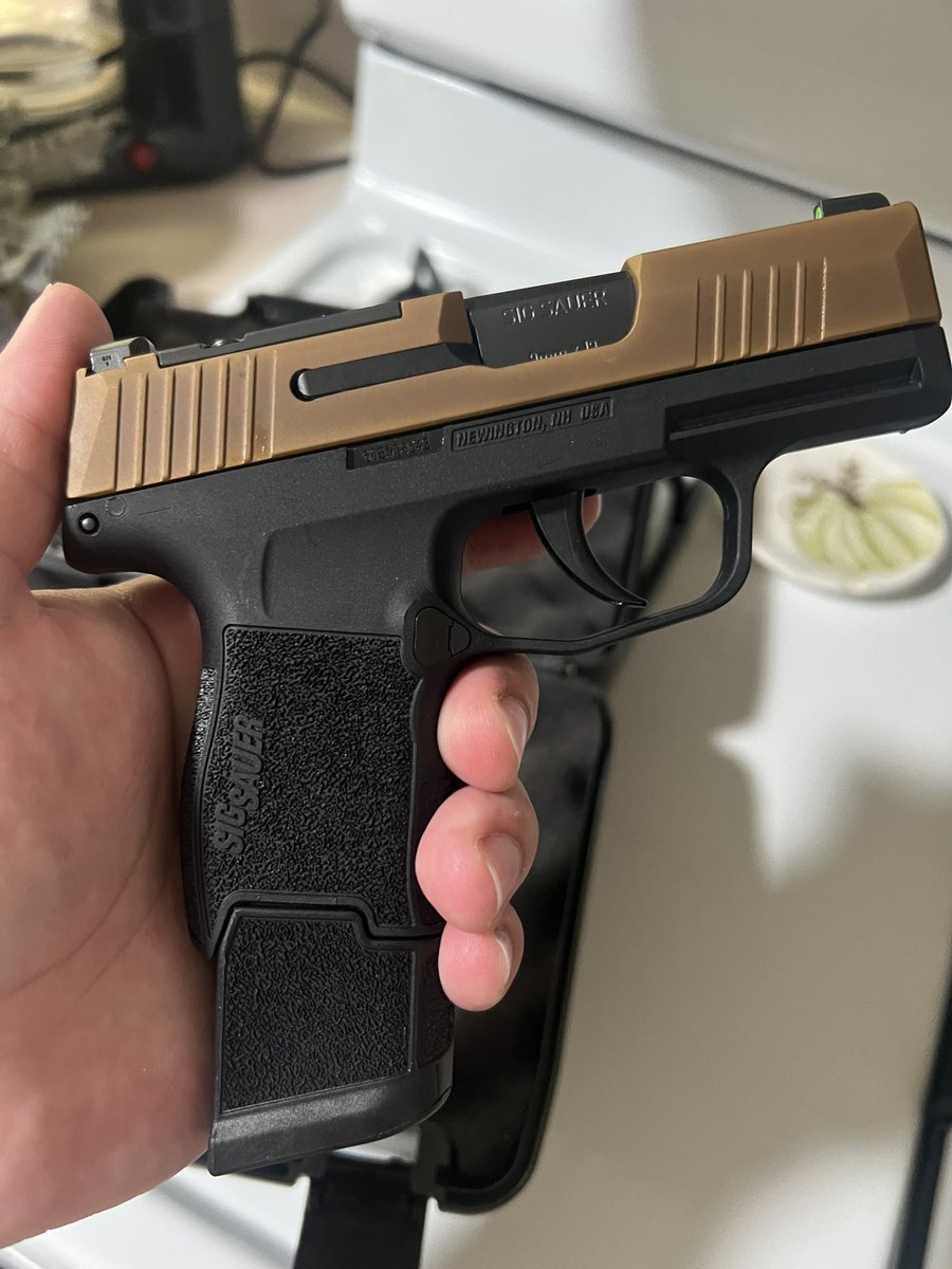 GhostAteMyToast's tweet image. My new friend 🤎🖤

I’m in love 😍😮‍💨🔥 @sigsauerinc 

#SigSauer #Guns #GunNut #P365 #9MM #GunGuru #Pistols #Handguns