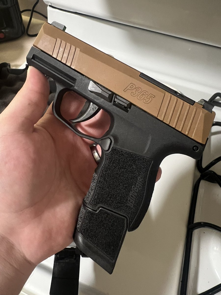 GhostAteMyToast's tweet image. My new friend 🤎🖤

I’m in love 😍😮‍💨🔥 @sigsauerinc 

#SigSauer #Guns #GunNut #P365 #9MM #GunGuru #Pistols #Handguns