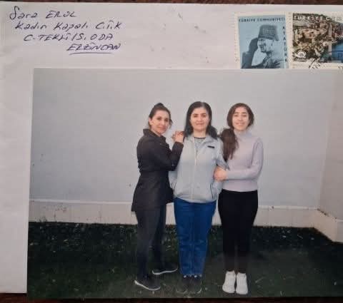 gorulmustur's tweet photo. Sara Erol'dan gelen öykü:
"Selo ve uçurtma"

Okumak için bağlantı

https://t.co/RgZWAVwPQM https://t.co/boR96IFi7J