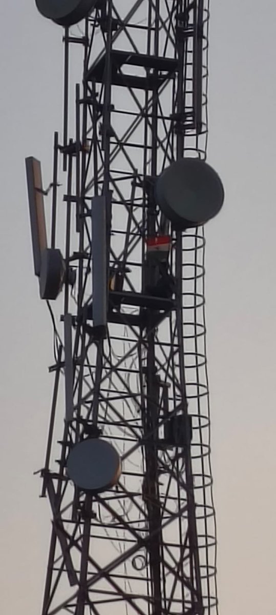 ncrpatrika's tweet image. #सुल्तानपुर 

➡तिरंगा लेकर मोबाइल टावर पर चढ़ा युवक

➡स्थानीय चौकी प्रभारी पर लगा रहा आरोप

➡चौकी प्रभारी पर लगाया भ्रष्टाचार का आरोप

➡पुलिस युवक को उतारने का प्रयास कर रही

➡युवक मौके पर एसपी को बुलाने पर अड़ा

➡अखंड नगर थाना इलाके का पूरा मामला

#Sultanpur #UPPolice