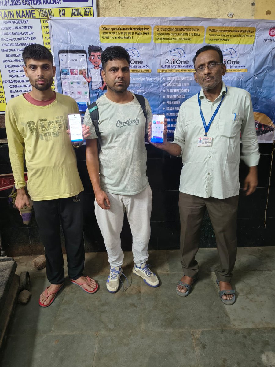 drmmalda's tweet image. RailOne awareness campaign conducted today at Tinpahar Railway Station, where passengers were informed about the features and benefits of the RailOne App and encouraged to adopt it for convenient and seamless railway services. 🚆📱
#RailOneApp #OneAppForRailways #SmartTravel