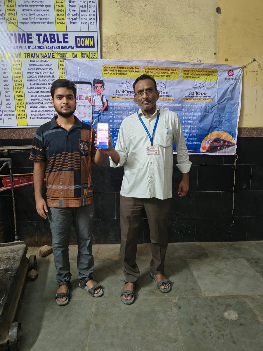 drmmalda's tweet image. RailOne awareness campaign conducted today at Tinpahar Railway Station, where passengers were informed about the features and benefits of the RailOne App and encouraged to adopt it for convenient and seamless railway services. 🚆📱
#RailOneApp #OneAppForRailways #SmartTravel