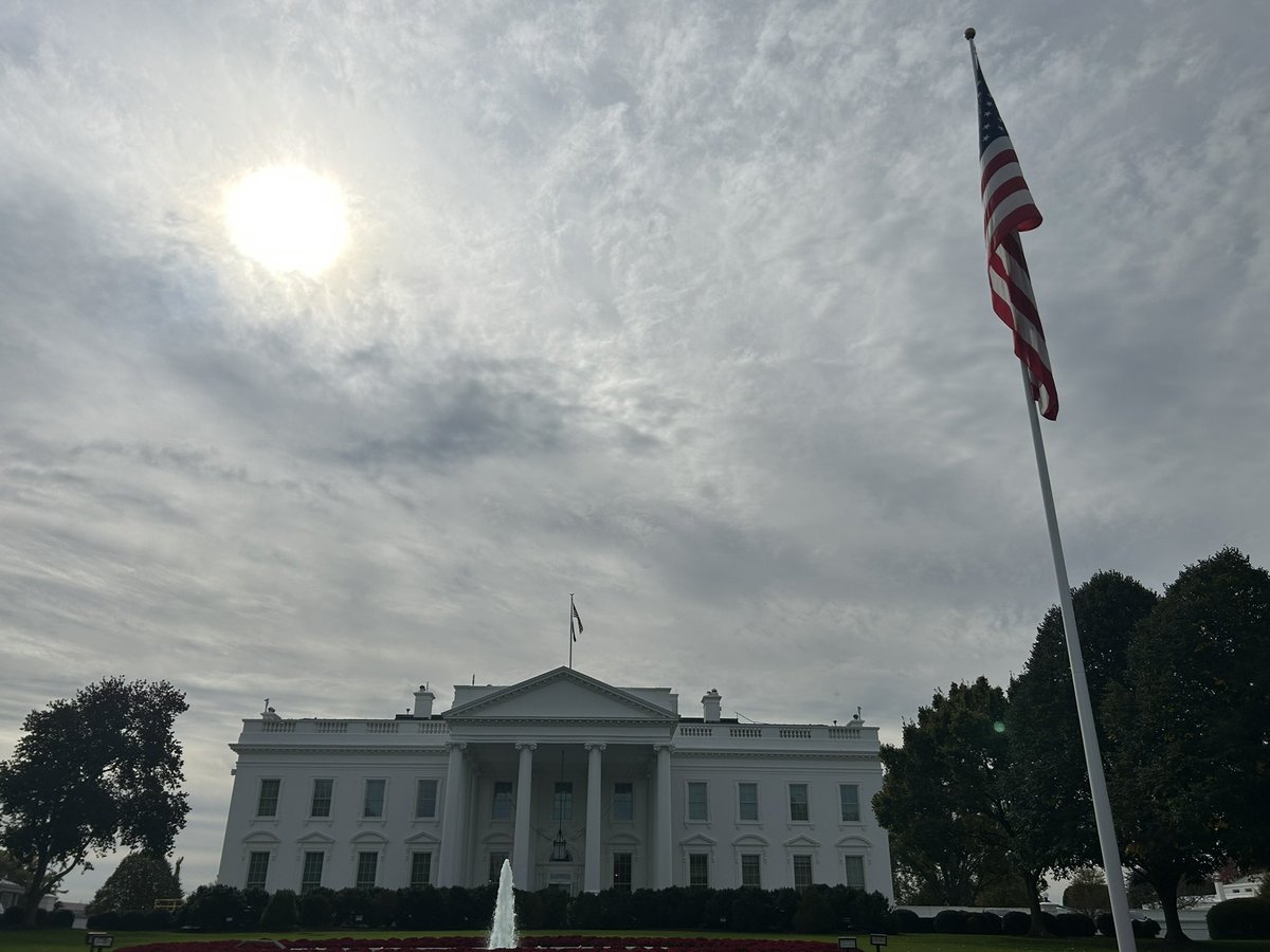 The #WhiteHouse looking amazing today for the #royalvisit 🇺🇸✨—a true symbol of elegance and history. Designed by Irish 🇮🇪 -born architect James Hoban, its timeless beauty continues to impress on the world stage. #USA250 #America