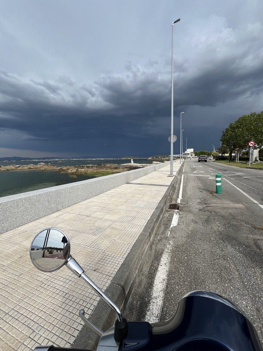 lijoalvarez's tweet photo. @RedmeteoP Desde O Grove, ao fondo cambados https://t.co/YG1wALn2Rk