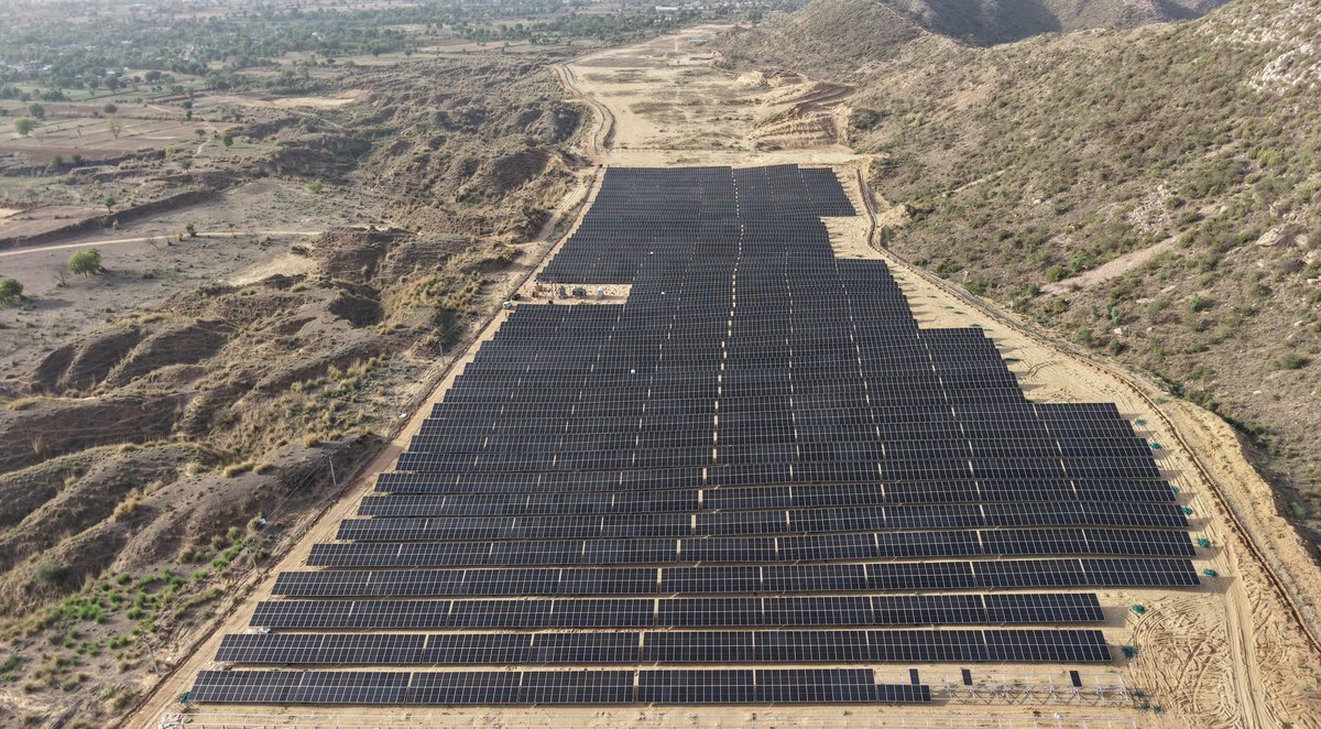 artizzzz's tweet image. राजस्थान में पीएम-कुसुम (Component-C) के अंतर्गत अब तक का सबसे बड़ा 4.9 मेगावाट सौर संयंत्र  (तला 33/11 केवी GSS )जमवारामगढ़ में स्थापित।

437 किसानों को अब सिंचाई के लिए दिन में विश्वसनीय बिजली उपलब्ध होगी।

ग्रामीण ऊर्जा आपूर्ति में एक और ठोस कदम.

#PMKUSUM #SolarPower