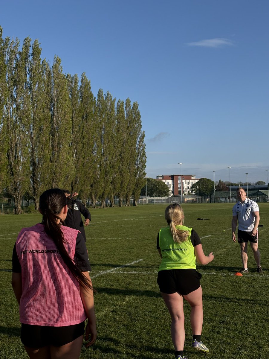 LorienP_'s tweet photo. Last night we were kindly joined by first team players Brad Fash and James Bell who kindly offered their expertise to the girls, working on their offense &amp; what the girls deemed as some questionable refereeing decisions!
We are impressed by the development of this group each week https://t.co/5MkakoDzxj