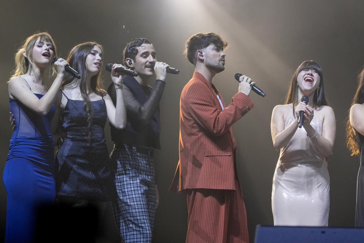 casanistas_'s tweet image. 📸 | Publicación de @OT_Oficial. 

«Intentamos avanzar, pero nuestra mente sigue aquí… 💭💙 Queremos MAAAAÁS #GiraOT2025 🎤
📷 @proactiv_es»

@Lucia_Casani #Bilbao 
#ACoruña #LucíaCasani28A 

👉🏼instagram.com/p/DXrik-rinRh/…