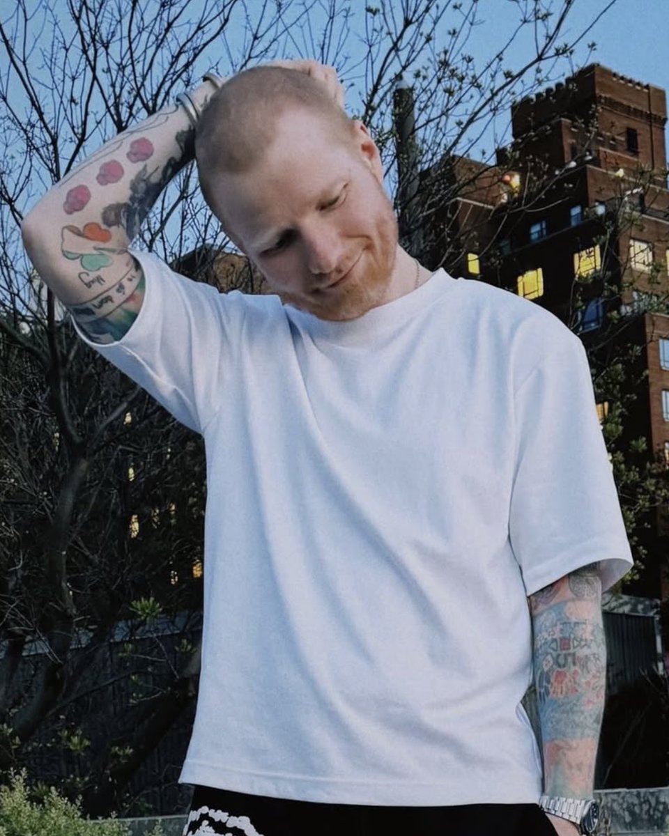 DailyNoud's tweet photo. Eminem has shaved his head and dyed his hair back to blonde 📸 https://t.co/WtSqbITbcL