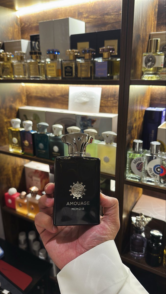 fr9_1's tweet photo. عطر Amouage Memoir Man
 قصة سوداء

الافتتاحية  نعناع بارد وحاد مع الريحان في اجمل صوره

لكن اللي يميزه إنه عطر منعش ودخاني في نفس الوقت 

للأسف مصادري في أمواج يقولون انه هو وبيتش هات وجورني وبورتيال وقفوا تصنيعهم وهذي اخر دفعه 😔 https://t.co/jdXw6Z5GQs