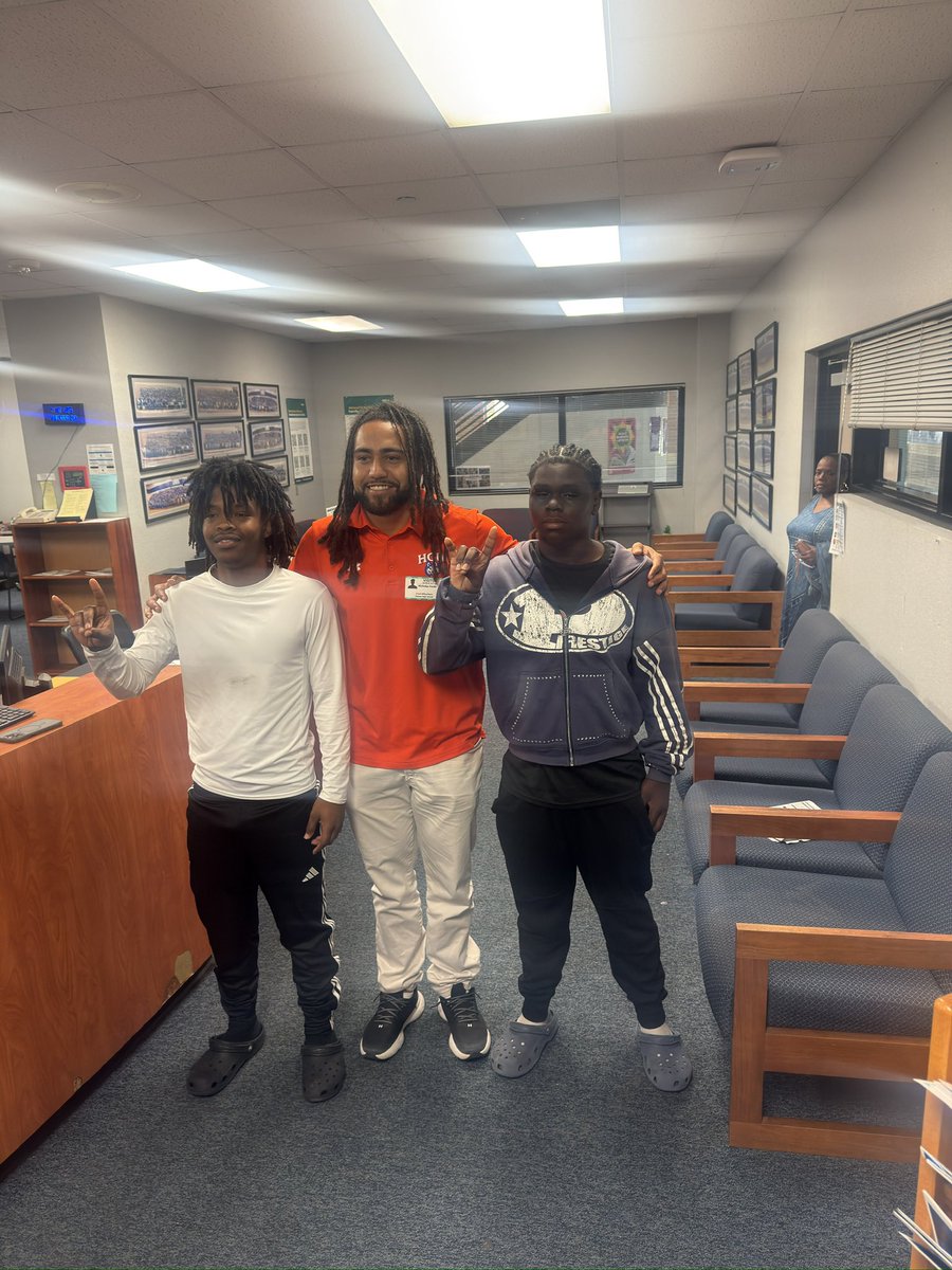 imthatguy1995's tweet photo. I want to Thank Coach Forde from HCU for coming to visit Chavez HS Football today. #noshortcutsnoexcusesjustwork https://t.co/Re6fUB4w14