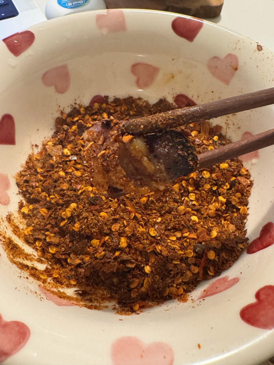LulzFernand's tweet photo. I was a bit tired when I got home from get off work today. I just wanted to grab something quick to eat, but when I opened the cupboard, I suddenly saw the bag of chili powder my mom had sent me before. The bag wasn't big, but as soon as I opened it, that familiar aromawaftedout. https://t.co/2BrwnVpnkQ