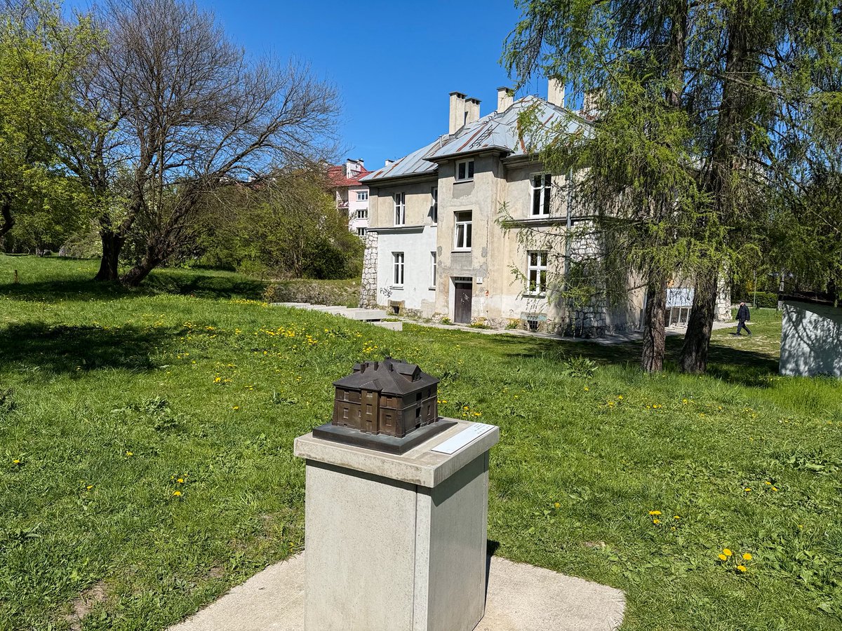 steveinarabia's tweet image. The Grey House at 3 Jerozolimska Street in #Kraków #Poland is a historic building that served as the SS administrative offices and a prison during the Plaszow concentration camp's operation. Featured in "Schindler's List" where Amon Göth lived, the house was a site of torture