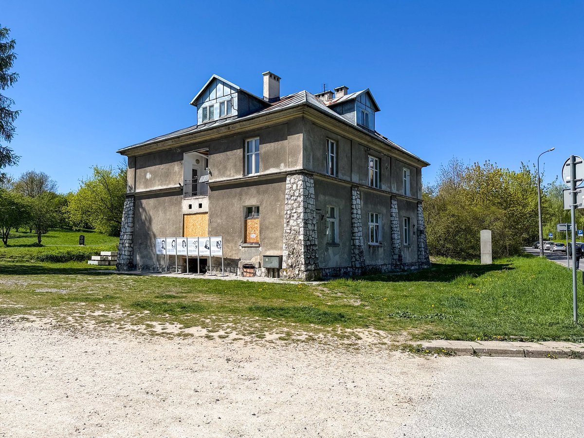 steveinarabia's tweet image. The Grey House at 3 Jerozolimska Street in #Kraków #Poland is a historic building that served as the SS administrative offices and a prison during the Plaszow concentration camp's operation. Featured in "Schindler's List" where Amon Göth lived, the house was a site of torture