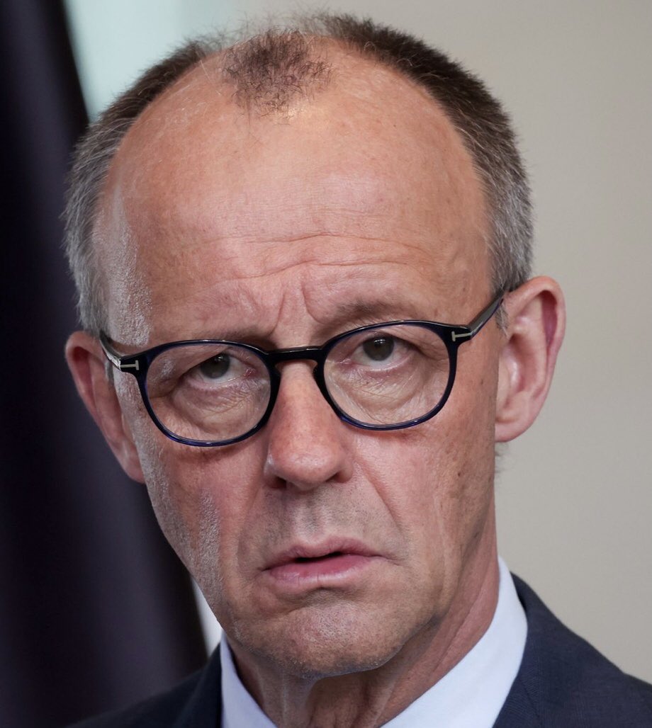 Ceterum censeo Unionem Europaeam esse delendam tweet media