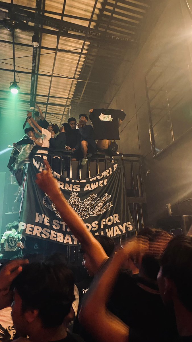 PERSEBAYA BOVEN ALLES! tweet media