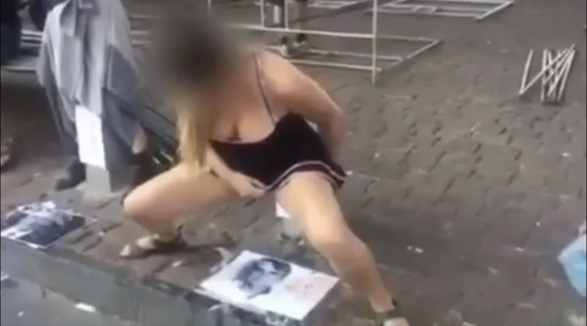 Há dez anos, havia “artista” literalmente CAGANDO na foto do Bolsonaro em plena Av.Paulista, à luz do dia. Hoje, o cara não pode colocar uma FAIXA com a palavra “ladrão” no próprio prédio, kkkkkkkkk