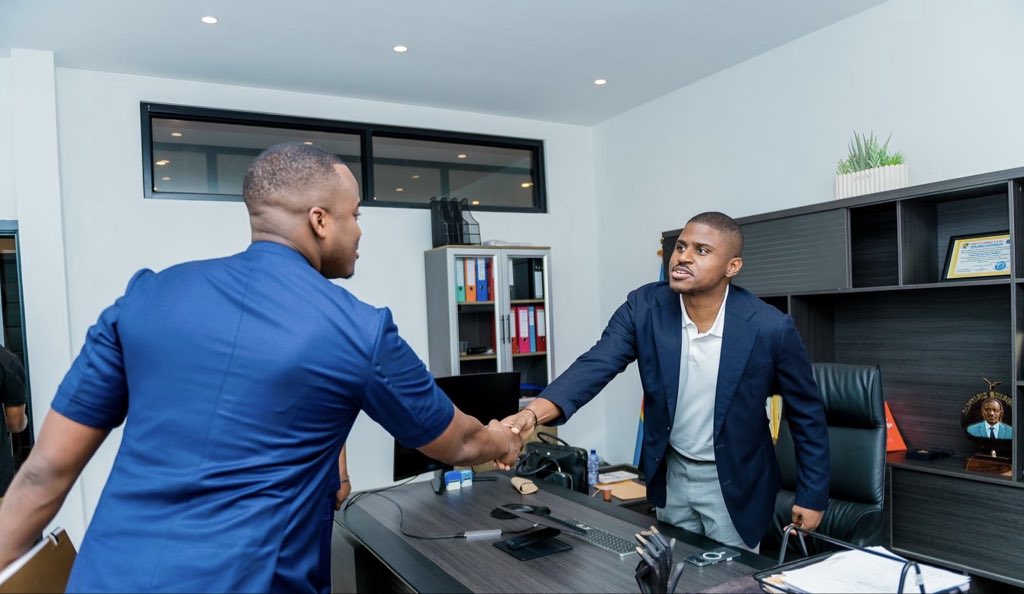 C’est avec plaisir que j’ai reçu, dans mes bureaux, le Président des jeunes de l’UNC <a href="/yvesnswal/">Yves Nswal</a> ainsi que son Rapporteur <a href="/didier_kamerhe/">Didier Kamerhe</a>. 

J’ai accordé une attention soutenue à leur démarche et, comme toujours, j’encourage avec conviction les initiatives portées par la jeunesse