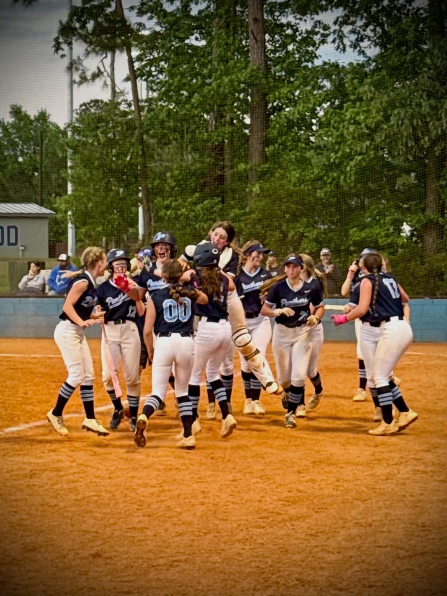 MorganEveritt29's tweet photo. So proud of my team!! We were down 0-2 against Fort Dorchester Varsity in the bottom of the 6th. I hit a bomb over center field to drive in 2 runs. We then ended up with a hit to walk it off at the end of the 7th inning to win the game 3-2.  Hard work is paying off! 💪🏼🥎🔥

Pitching—15 Ks

@PPSAthletics 
@CarolinaEliteS2 
@CarEliteNCorg 
@CatamountSB 
@Mads_Arm2Strong 
@Clift_coach 
@kylieshay98 
@UpstateSoftball 
@PACKUPSTATE