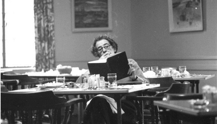 BritoOttoni's tweet photo. @SoghettiSonia "Posso garantir que minhas necessidades pessoais como indivíduo são satisfeitas quando tenho bons livros, boa música e bons amigos."  

Hannah Arendt https://t.co/LnWHLCM4Sj