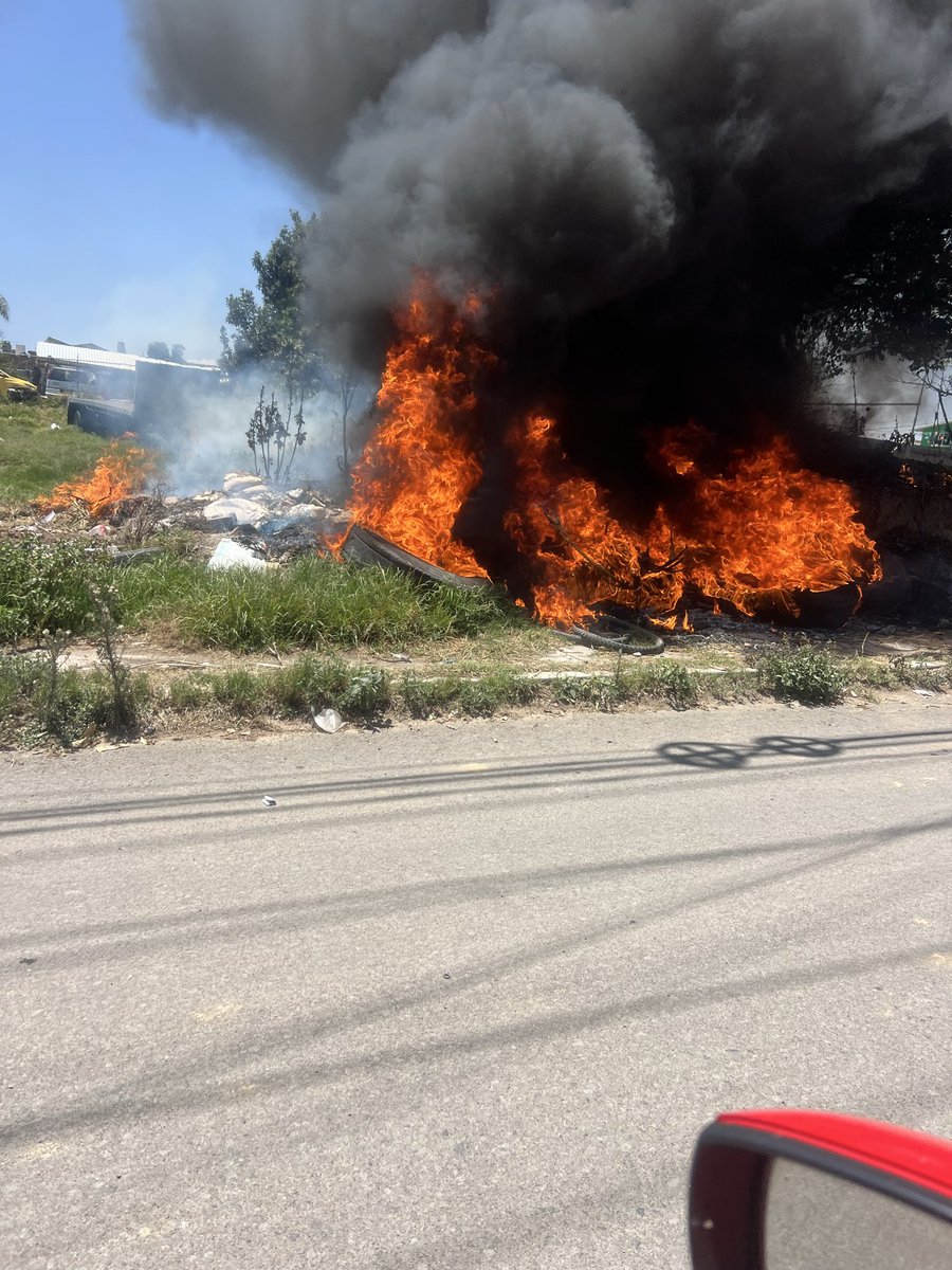 fabismq's tweet photo. @SSC_Cholula @CholulaReporta @GobiernoCholula buenas tardes acabé de pasar en calle Chalchicomula y aproximadamente la 24 oriente en san Matías Cocoyotla y está un incendio de llantas https://t.co/4Lay3pCDPS