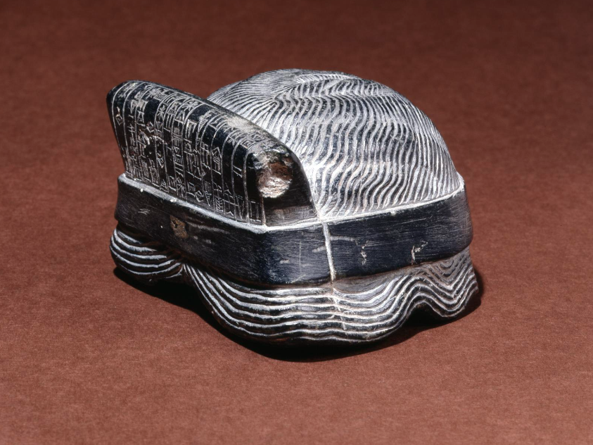 IQsumerian's tweet image. نموذج باروكة شعر سومرية من حجر الكلوريت الرمادي، منقوشة بنص مسماري على الجهة الخلفية، ومجوفة من الداخل بعناية فائقة. تعود إلى سلالة أور الثالثة (2094–2047 ق.م)، من جنوب العراق، شاهد على براعة النحت والتفاصيل الدقيقة في حضارة وادي الرافدين.
 #Iraq #Sumer #AncientMesopotamia #Ur