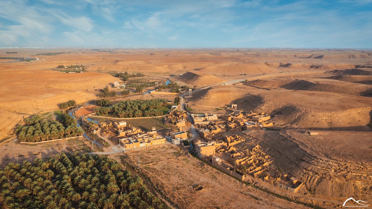 هل آن أوان تفريغ المدن المليونية؟ 🏙️ 

تضخم المدن يُولد زحاماً يسرق الوقت، وضغطاً نفسياً وصحياً، ويستنزف الموارد مالياً وبيئياً .. ضوضاء وتلوث مستمر😥 

من الحلول الجغرافية أزعم إحياء الهجر والمحافظات المحيطة لملئها🌱وتحويلها لمستوطنات ريفية خضراء تفيض بالأشجار والمزارع، لتحقيق