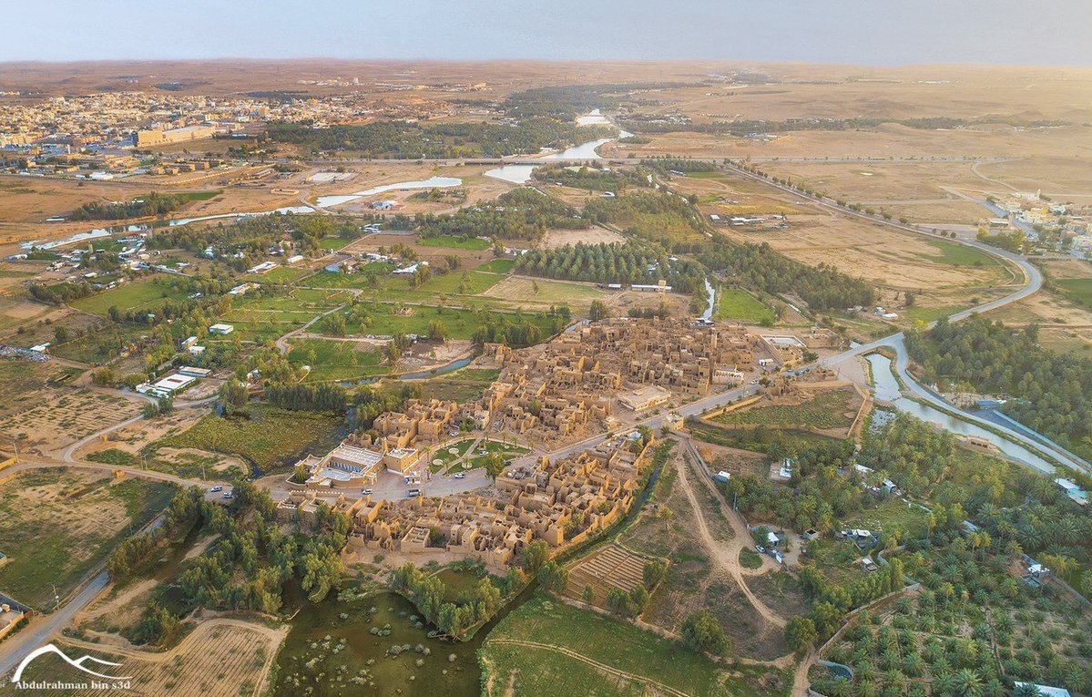 ALMISNID's tweet photo. هل آن أوان تفريغ المدن المليونية؟ 🏙️ 

تضخم المدن يُولد زحاماً يسرق الوقت، وضغطاً نفسياً وصحياً، ويستنزف الموارد مالياً وبيئياً .. ضوضاء وتلوث مستمر😥 

من الحلول الجغرافية أزعم إحياء الهجر والمحافظات المحيطة لملئها🌱وتحويلها لمستوطنات ريفية خضراء تفيض بالأشجار والمزارع، لتحقيق جوانب بيئية، واجتماعية، ونفسية، وحتى مالية وزمنية🌴🏡 بشرط ربطها هذه المستوطنات الريفية بطرق سريعة أو قاطرات تربطها بالمدن الكبرى من أجل العمل والدراسة (Commuting). 🚅🛣️ 
📸 @bns3d10