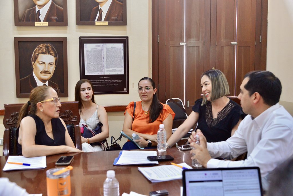 Marisol_CaQu's tweet photo. En Comisión de #ActividadesEconómicas escuchamos casos de comerciantes que buscan dar solución a diversas problemáticas 🙋🏻‍♀️

¡Seguimos los trabajos con empatía y respeto para encontrar el mejor camino para las familias duranguenses! 🤝 https://t.co/x3Gf1W3vb8