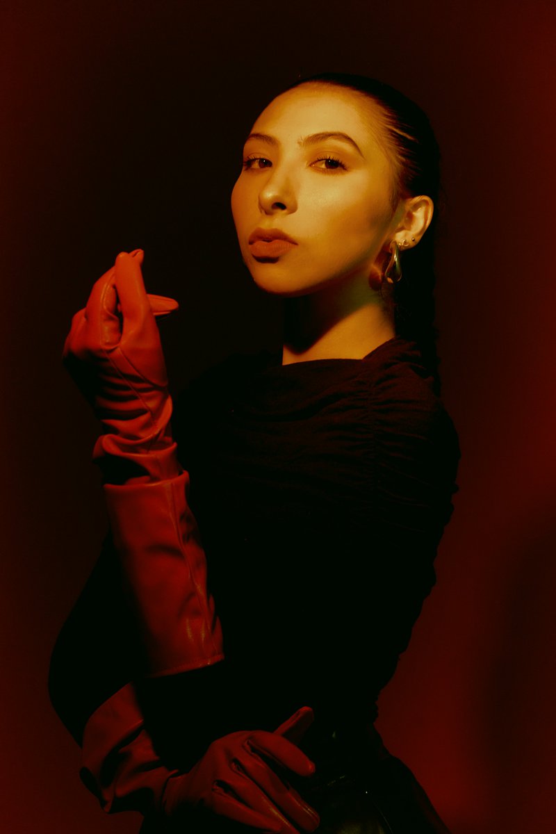 _renanguerra's tweet photo. a cantora e compositora mineira Marina Liori apresentou seu single de estreia chamado "Nesse Quase", num casamento refinado entre MPB e R&amp;B.

ouça aqui >>> https://t.co/fOljCpg0c8 

fotos Elisa Maciel https://t.co/srp291XJCr