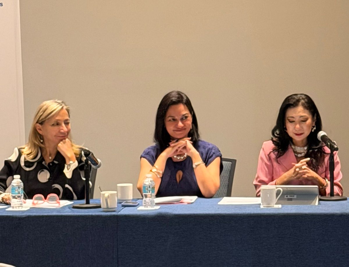 feller_jennifer's tweet image. Que placer trabajar con grandes aliadas en el impulso del Compromiso de Sevilla y de acciones concretas para incluir la perspectiva de género y de cuidados en las finanzas públicas!

#DDHH #CompromisodeTlatelolco 

🤝 @silviamorimoto @NormaMunguiaA @EleoBeNorma @AllegraBaiocchi