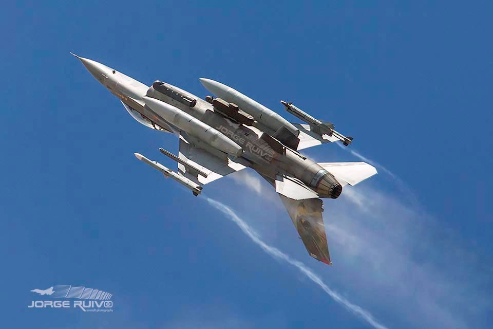 JorgeRuivo's tweet photo. The Portuguese AF @fap_pt 🇵🇹 has confirmed it was a sonic boom caused by an #F16AM operating off the coast of Figueira da Foz. This occurs when an aircraft exceeds the speed of sound, generating shockwaves audible from the ground. No damage reported.
https://t.co/qeoYcWbNTY https://t.co/dDcs4sXFF3