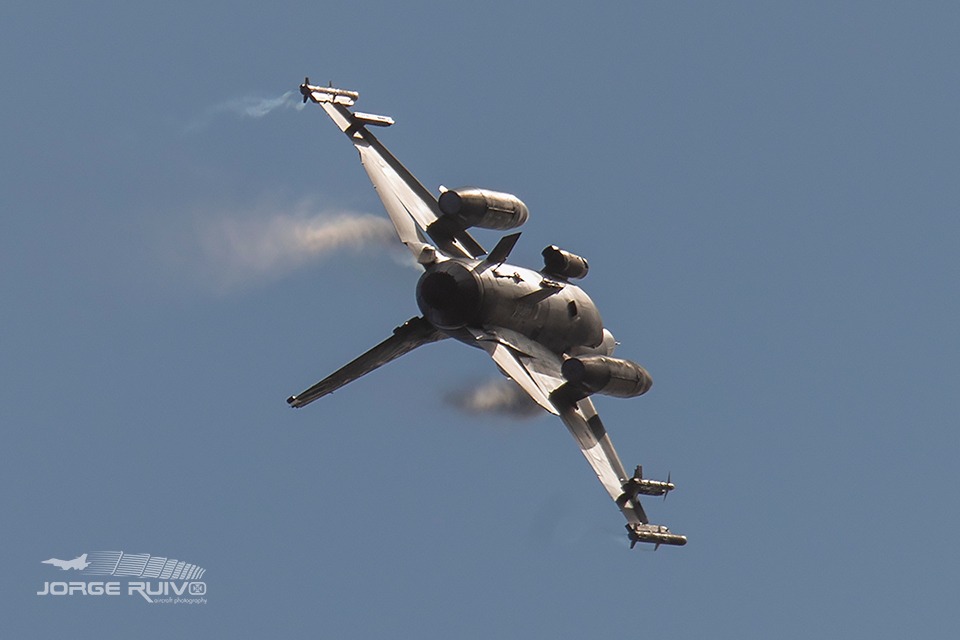 JorgeRuivo's tweet photo. The Portuguese AF @fap_pt 🇵🇹 has confirmed it was a sonic boom caused by an #F16AM operating off the coast of Figueira da Foz. This occurs when an aircraft exceeds the speed of sound, generating shockwaves audible from the ground. No damage reported.
https://t.co/qeoYcWbNTY https://t.co/dDcs4sXFF3
